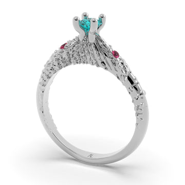 Nacre Passion - designový zásnubní prsten ze 14 kt zlata 2.69 g, dvěma thajskými rubíny a kolumbijským smaragdem Coscuez 0,14ct - antonielecher