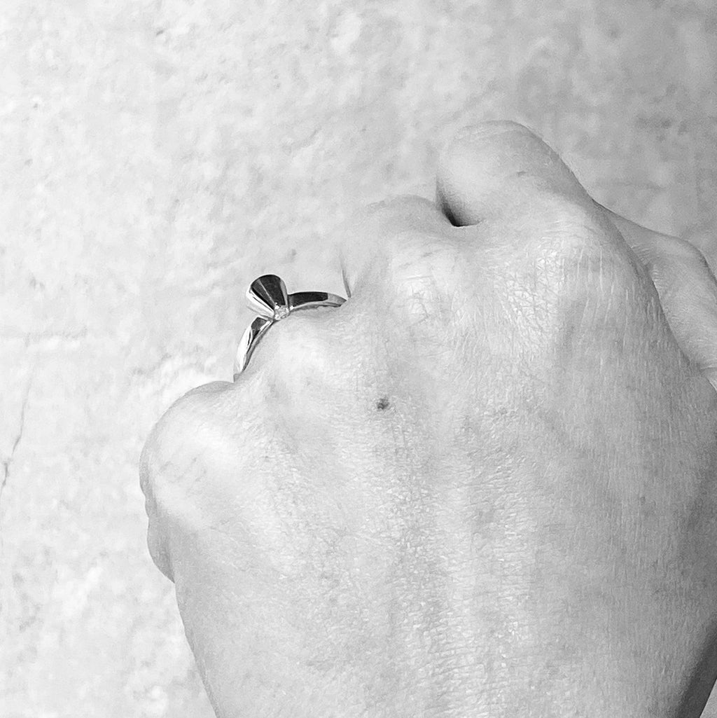 Love Bauhaus - v - designový zásnubní prsten s briliantem 14kt au 2, 4 g / briliant 0,10ct a 0,02ct - antonielecher