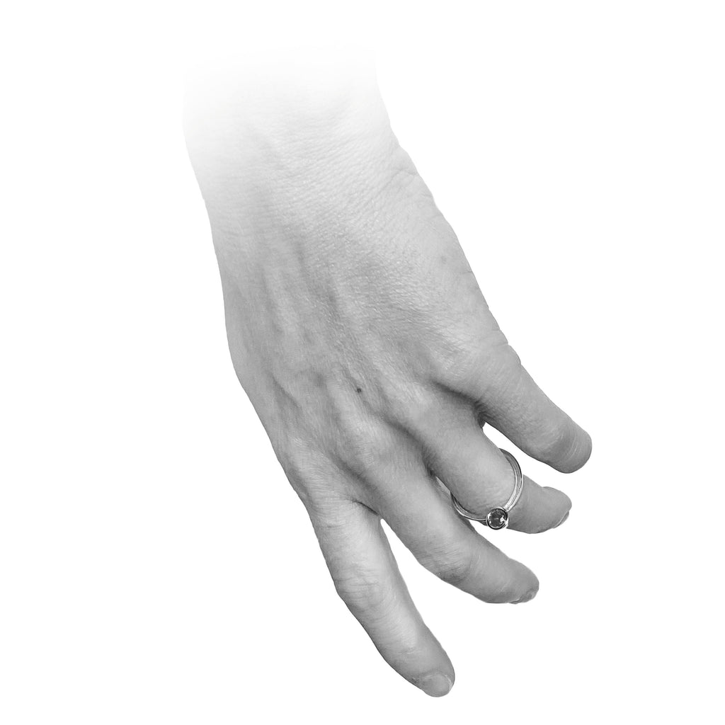 Love Bauhaus - v - designový zásnubní prsten s briliantem 14kt au 2, 4 g / briliant 0,10ct a 0,02ct - antonielecher