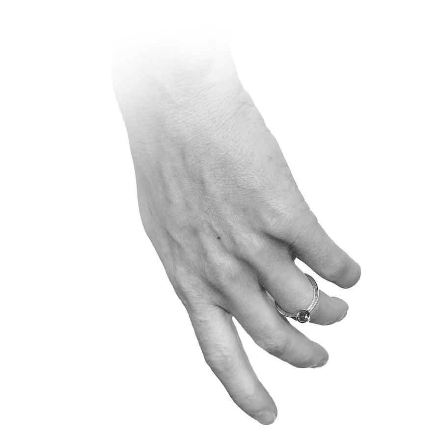 Love Bauhaus - v - designový zásnubní prsten s briliantem 14kt au 2, 4 g / briliant 0,10ct a 0,02ct - antonielecher