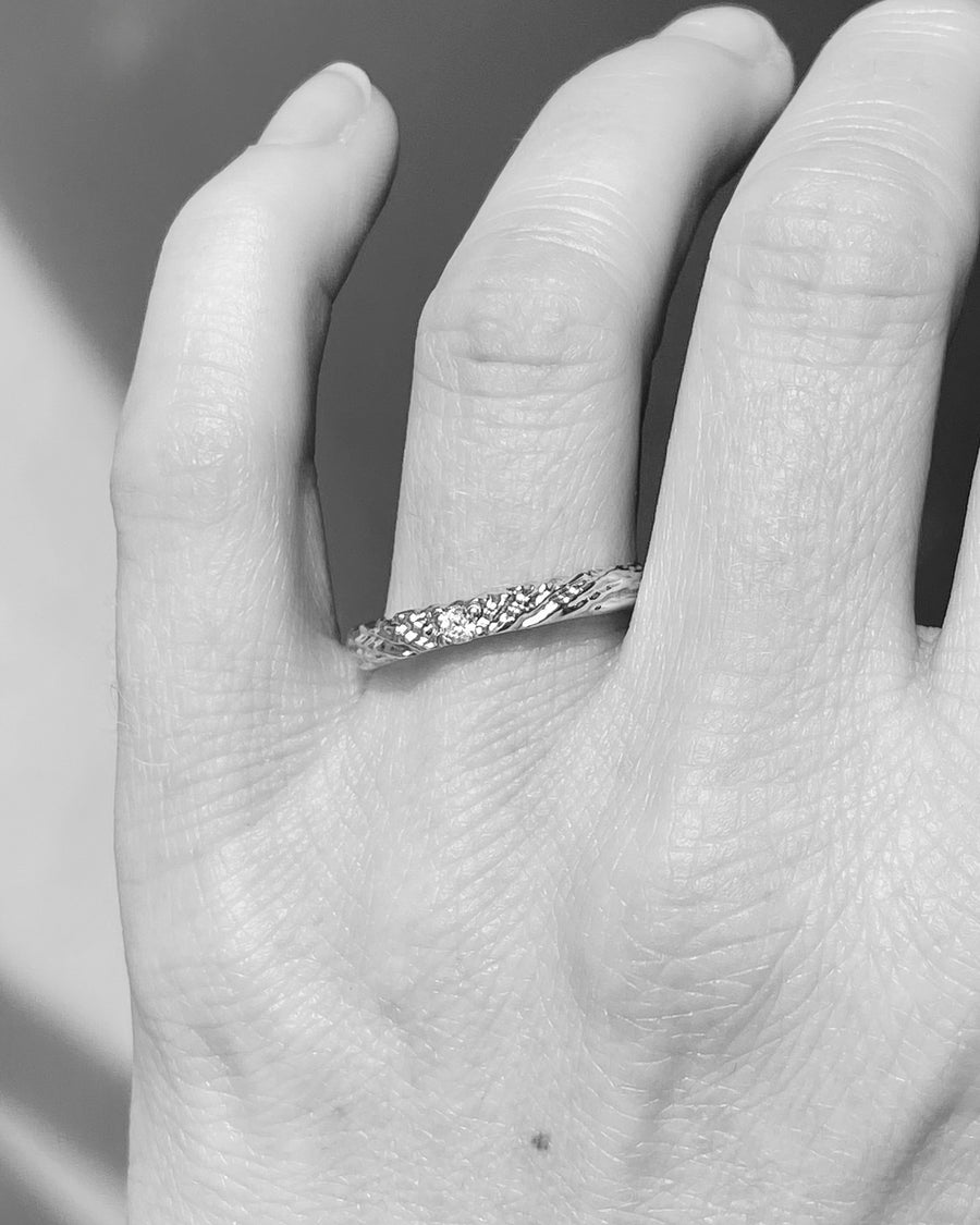 Nacre glint - designový zásnubní prsten s briliantem nebo smaragdem 0.10ct Sl1/G bílé zlato 14kt 3.33 g - antonielecher