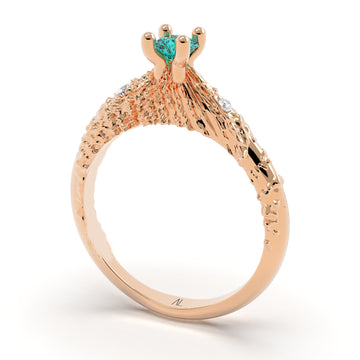 Nacre Passion - designový zásnubní prsten ze 14 kt zlata 2.69 g, dvěma brilianty a kolumbijským smaragdem Coscuez 0,14ct