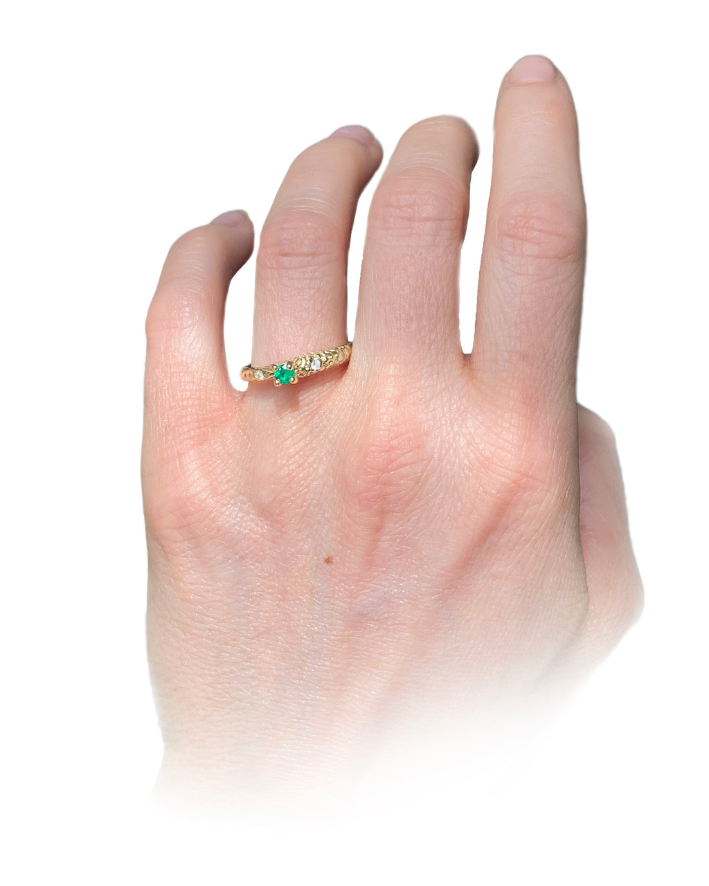 Nacre Passion - designový zásnubní prsten ze 14 kt zlata 2.69 g, dvěma brilianty a kolumbijským smaragdem Coscuez 0,14ct - antonielecher