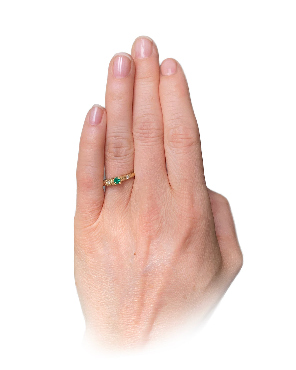 Nacre Passion - designový zásnubní prsten ze 14 kt zlata 2.69 g, dvěma brilianty a kolumbijským smaragdem Coscuez 0,14ct - antonielecher