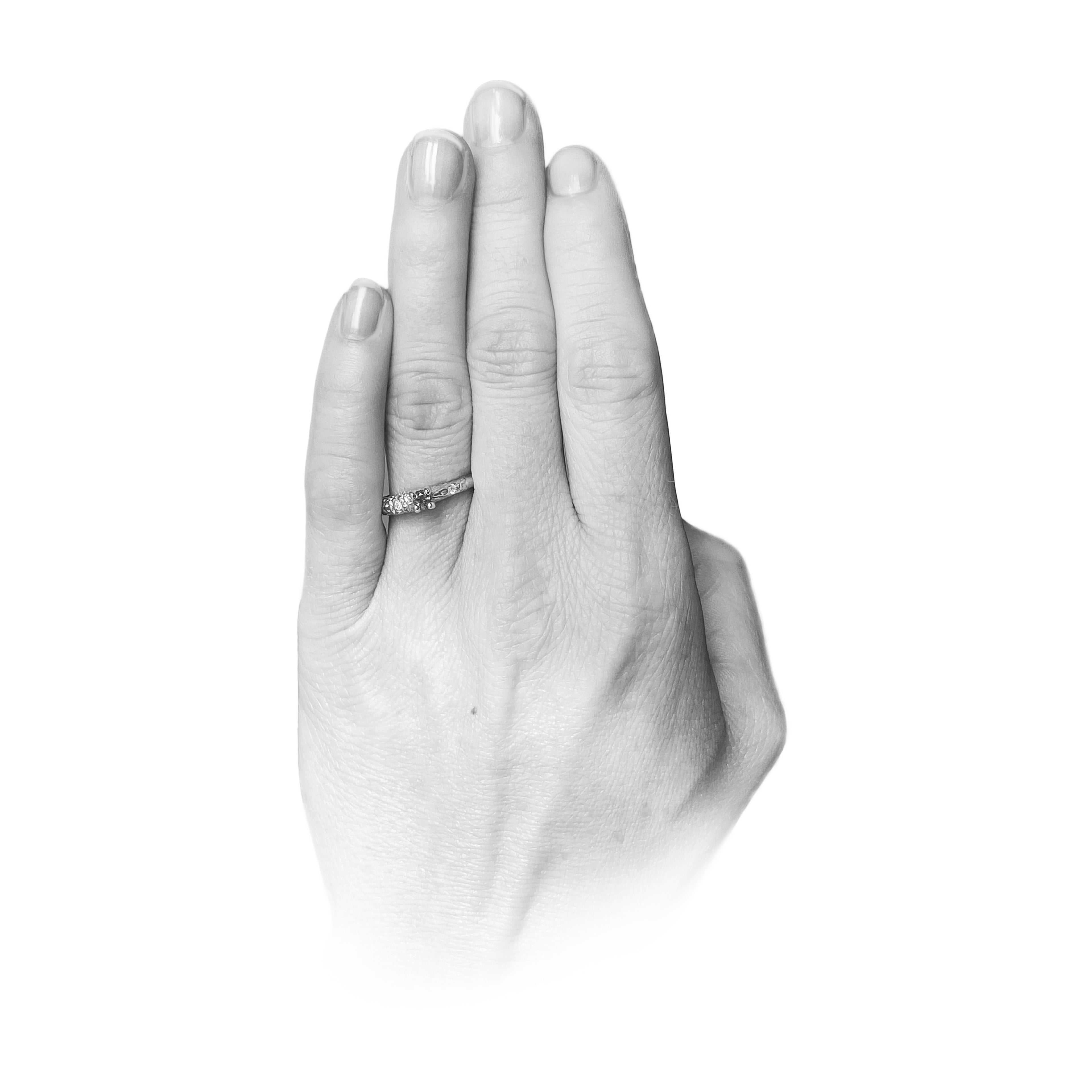 Nacre Passion - designový zásnubní prsten ze 14 kt zlata 2.69 g, dvěma brilianty a kolumbijským smaragdem Coscuez 0,14ct - antonielecher