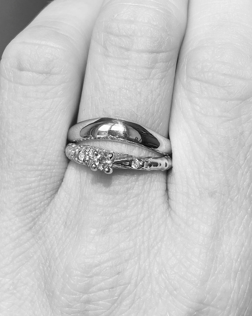 Nacre Passion - designový zásnubní prsten ze 14 kt zlata 2.69 g, dvěma brilianty a kolumbijským smaragdem Coscuez 0,14ct - antonielecher