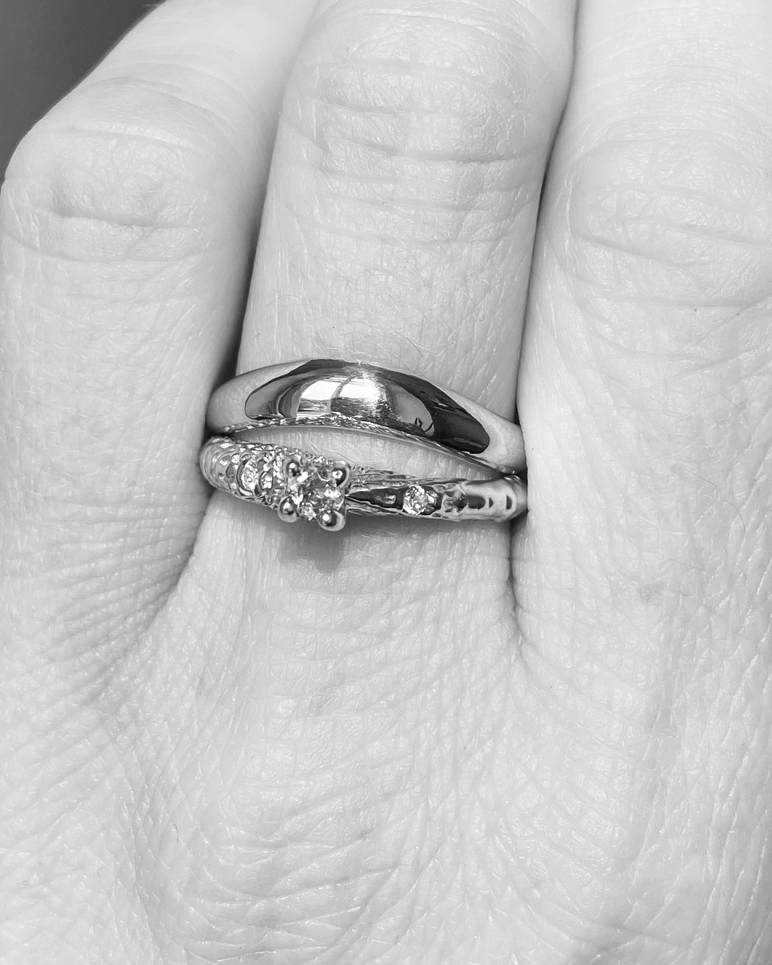 Nacre Passion - designový zásnubní prsten ze 14 kt zlata 2.69 g, dvěma brilianty a kolumbijským smaragdem Coscuez 0,14ct - antonielecher