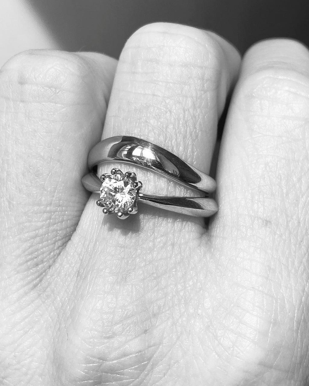 Teneritas - designový zásnubní prsten ze žlutého a bílého zlata se solitérním 0,50ct briliantem SI1/G / 18kt váha cca 3,85 g - antonielecher