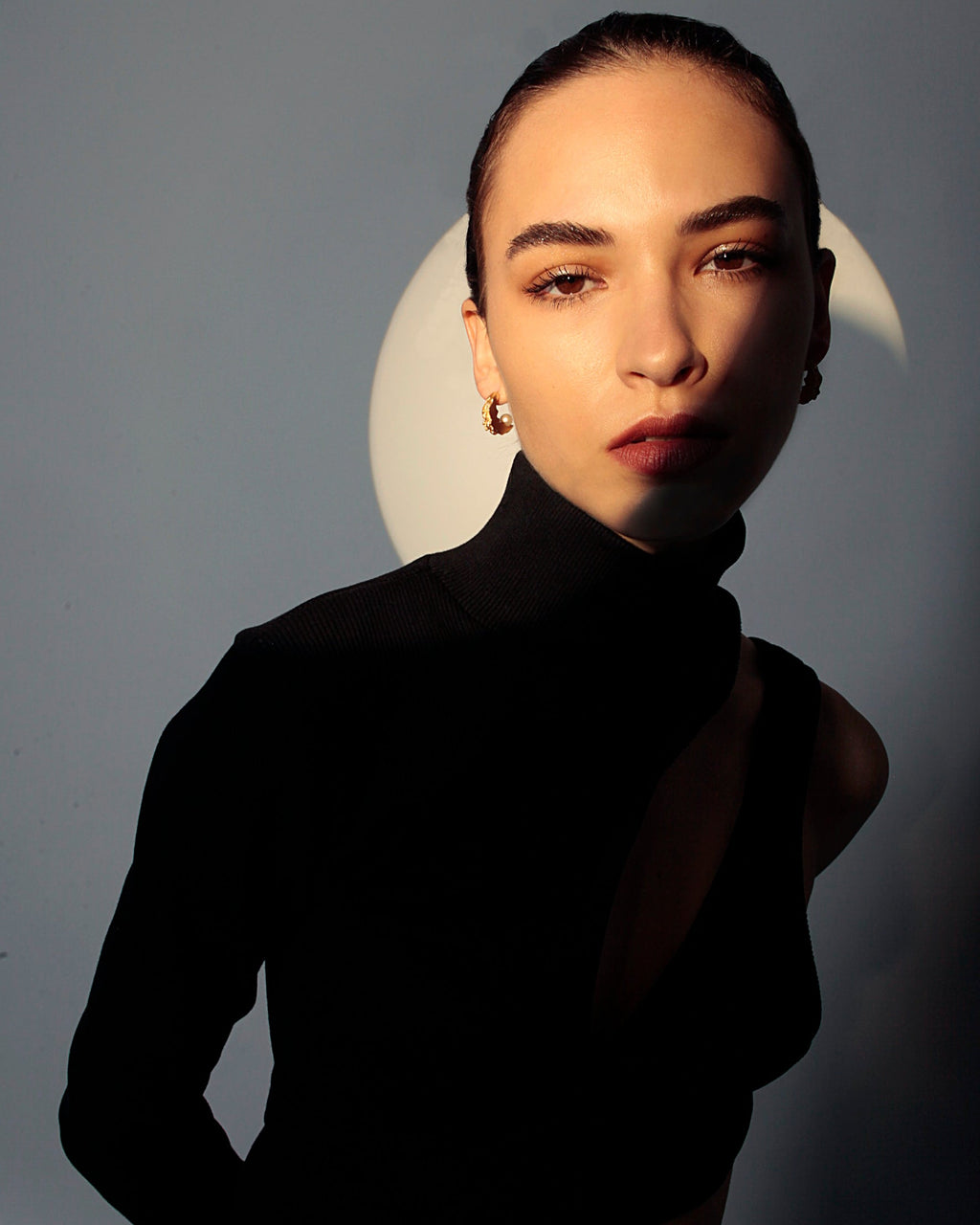 Nacre Fuctus - designové náušnice s bílou říční perlou 14kt au 10.86 g / ag 8.72 g - pozlaceno - antonielecher